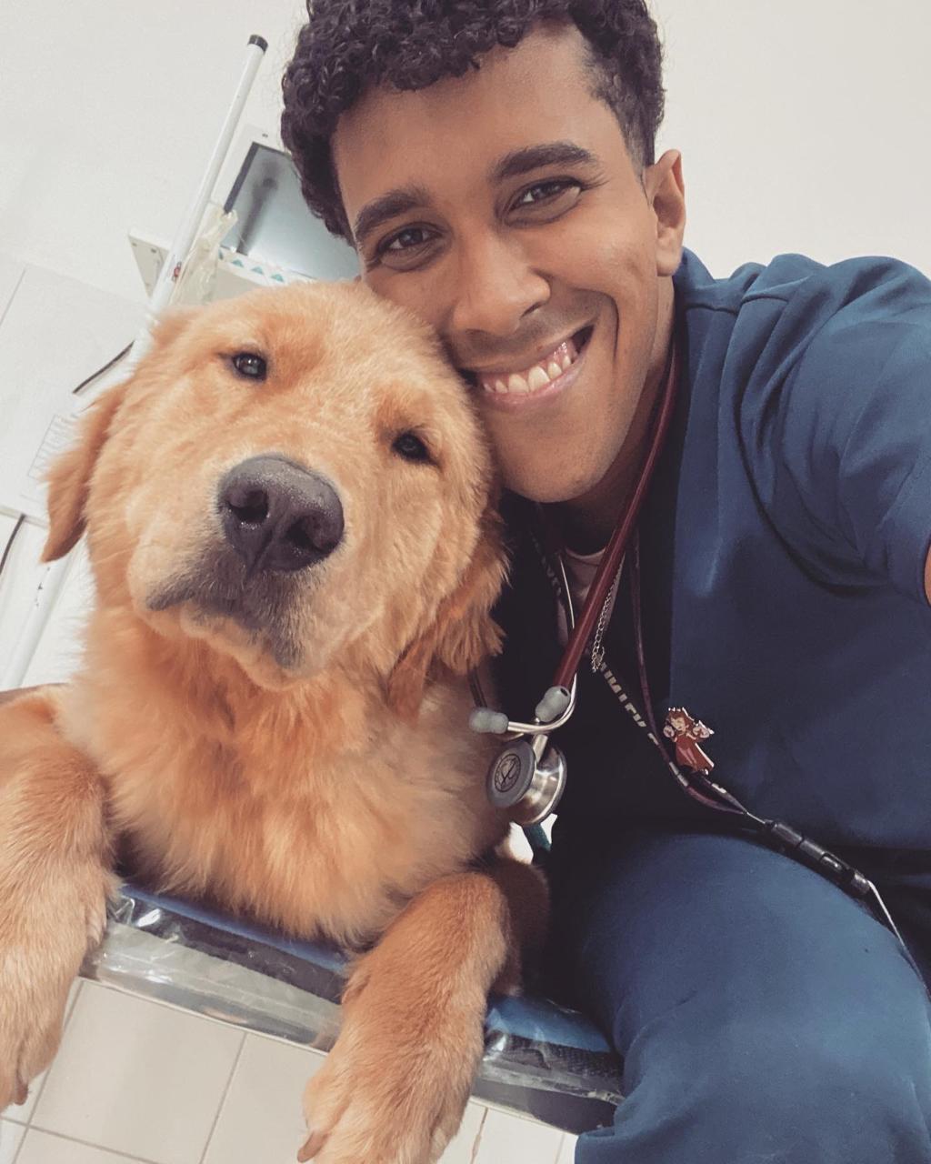 Guilherme Ribeiro, veterinário do Hospital Veterinário Lucaia, com um cão golden